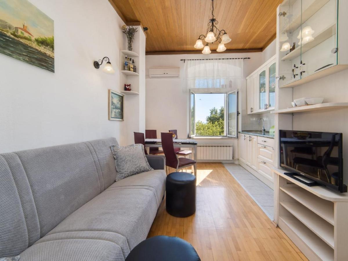 Old Town Apartment *